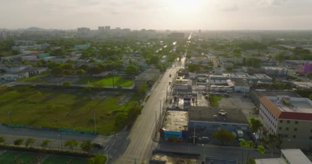 Schuif en pan luchtfoto van residentiële wijk. Huizen en bomen in tegen de late namiddag zon. Miami, Verenigde Staten — Stockvideo