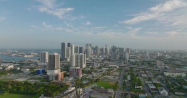 Modern şehir ilçesindeki yüksek binaların kayma ve pan görüntüsü. Şehirde altın saat. Miami, ABD