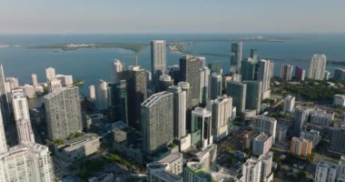 Sea Bay rıhtımındaki modern yüksek binaların yükselen görüntüleri. Sahil boyunca lüks evler. Miami, ABD