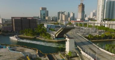 Tekne geçtikten sonra asma köprü kapanıyor. Modern şehirde altın saatinde nehir üzerinde taşınabilir yol köprüsü. Miami, ABD