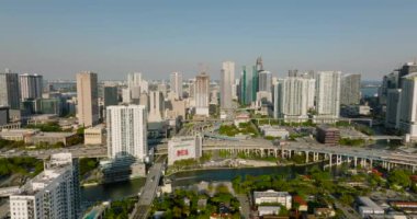 İleri, kasabanın üstünden uçar. Lüks şehir merkezindeki yüksek katlı apartman binaları, işlek çok şeritli otoyol kavşağı. Miami, ABD