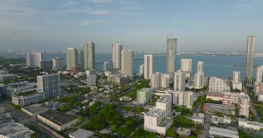 Yüksek apartmanlı modern şehir merkezinin havadan görünüşü. Kasabada altın saat. Miami, ABD