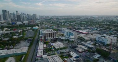 Şehir merkezinin üstünden uç. Uzaktaki modern yüksek katlı apartman binalarını gözler önüne seriyor. Miami, ABD