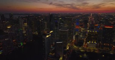 Alacakaranlık Şehri manzarası soluyor. Gün batımından sonra şehrin üstünden uçar, şehir merkezindeki modern yüksek binalara doğru eğilirdim. Miami, ABD