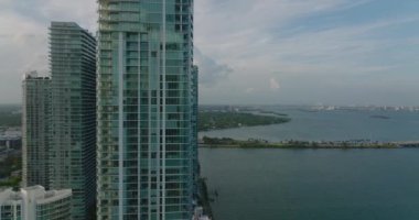 Modern yüksek katlı apartmanların kayar ve çekilir. Rıhtımdaki Paraiso Körfezi Konutları. Miami, ABD