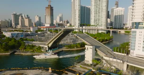 Luxusjacht fährt unter offener Hebebrücke durch. Szene aus der tropischen Stadt am sonnigen späten Nachmittag. Miami, USA — Stockvideo
