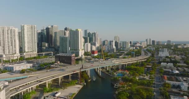 Aerial panoramische beelden van moderne stedelijke wijk met hoge flattorens. Voorwaarts vliegen over drukke meerbaans snelweg. Miami, Verenigde Staten — Stockvideo