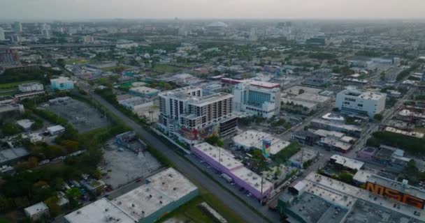 Aerial panoramic view of buildings in urban neighbourhood. Wynwood town borough at twilight. Miami, USA — Stock Video