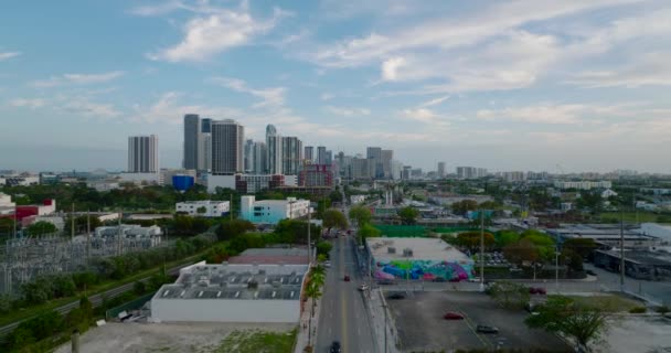 Voe acima da rua no bairro urbano. Revelação para trás de modernos edifícios de apartamentos de luxo. Miami, EUA — Vídeo de Stock