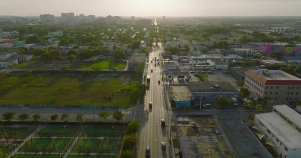 뒷 쪽은 도시 지역을 선도 하는 길고 넓은 도로 위를 날아 다닌다. 도시의 황금 시간. 마이애미, 미국 — 비디오