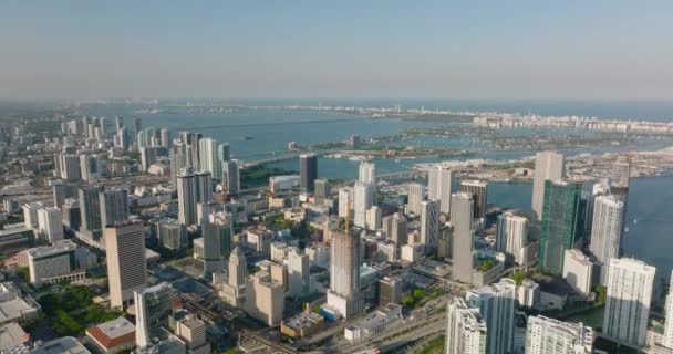 Filmisk bild av höghus i centrum. Havsvik med ön i bakgrunden. Miami, USA — Stockvideo