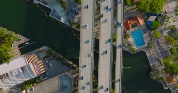 Járművek haladnak a város fölé emelt autópályán, többszörösen átívelő híd Miami felett. Madártávlat az aranyórában. Miami, Egyesült Államok — Stock videók