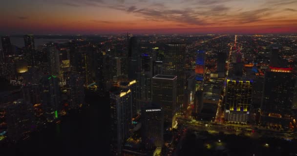 Impresionante escena crepuscular de la ciudad. Volar por encima de la ciudad después de la puesta del sol, inclinar hacia abajo n edificios modernos del centro de la ciudad. Miami, Estados Unidos — Vídeos de Stock