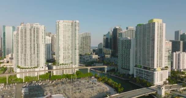 Vlieg boven de stad. Richting modern complex van hoogbouw flatgebouwen langs de rivier. Een Golden Hour scène. Miami, Verenigde Staten — Stockvideo