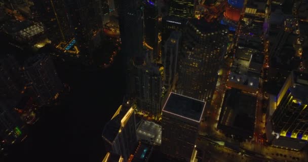 Vista de alto ângulo de arranha-céus futuristas do centro da cidade à noite. Luzes coloridas nas ruas da cidade. Miami, EUA — Vídeo de Stock