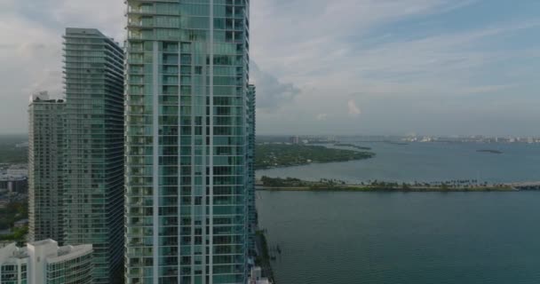 Slide och panorera skott av moderna höghus. Paraiso Bay Bostäder vid vattnet. Miami, USA — Stockvideo