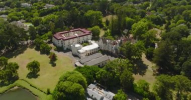 Kenar mahallelerdeki ağaçların ve evlerin üzerinden uç. Cennetler, güzel konaklar, Cape Town, Güney Afrika.