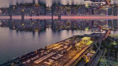 Limanın üzerinden uçmak, modern şehir ilçesinin alacakaranlıkta yüksek binalarla hipervane olmak. Soyut bilgisayar efekti dijital oluşturulmuş görüntüler..