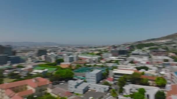 Şehirdeki Gelişimin Yan Görüntüsü Tepenin Yamacının Altında Bir Yerleşim Yeri — Stok video