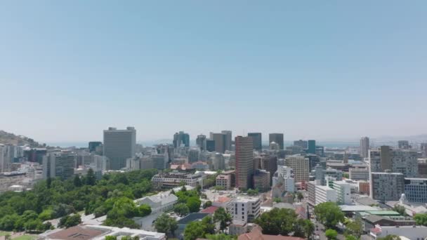 Güneşli Bir Günde Şehir Merkezinin Kaydırak Pan Görüntüleri Parktaki Çeşitli — Stok video