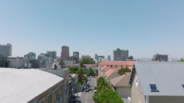 在热带目的地城市的街道上方飞行 街上的棕榈树 南非开普敦 — 图库视频影像