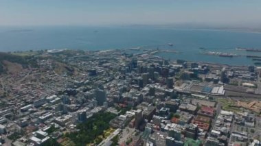 Şehirdeki binaların hava panoramik görüntüleri. Liman ve sahil mesafesi. Cape Town, Güney Afrika.
