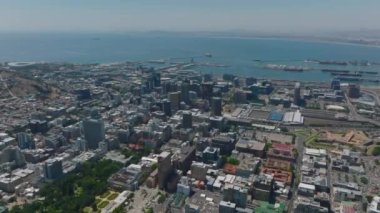 Kasabanın deniz kıyısındaki gelişiminin havadan görüntüsü. Düşük konutlu evlerle çelişen modern lüks binalar. Cape Town, Güney Afrika.