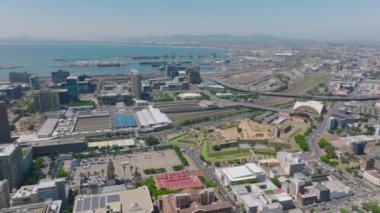 İyi Umut Kalesi, Büyük Geçit Töreni ve şehirdeki terminal tren istasyonu. Limanı olan bir körfez. Cape Town, Güney Afrika.