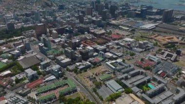Şehirdeki binaların yüksek açılı görüntüsü. Şehir merkezi ve kıyı şeridini göster. Cape Town, Güney Afrika.
