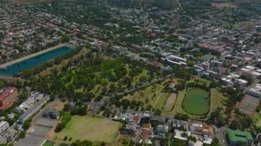De Waal Park 'ın yüksek açılı manzarası ve varoşlarda su rezervleri var. Yukarı doğru eğil ve dağları göster. Cape Town, Güney Afrika.