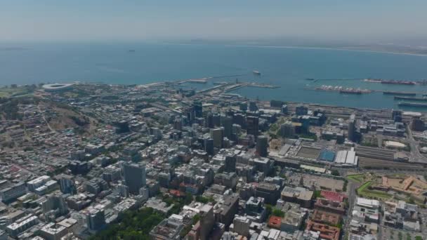 Nagy Látószögű Kilátás Városra Tenger Partján Magas Épületek Belvárosban Vasútállomáson — Stock videók