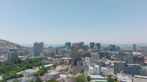 Şehirdeki Binaların Havadan Yükselen Görüntüsü Şehir Merkezindeki Çok Katlı Yapıların — Stok video