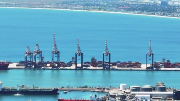 大きなクレーンや港や青い水の表面に海外コンテナを積層 輸送と物流の概念 南アフリカ共和国ケープタウン — ストック動画