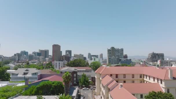 Güneşli Bir Günde Şehirdeki Binaların Yükselen Görüntüsü Çok Katlı Ticari — Stok video