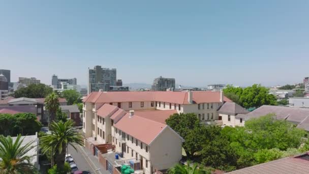 Aerial Stijgende Beelden Van Stadsontwikkeling Grote Stad Zonnige Dag Huizen — Stockvideo