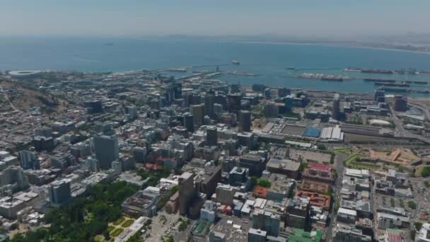 Luchtopname Van Stadsontwikkeling Aan Zeekust Moderne Luxe Hoogbouw Contrast Met — Stockvideo