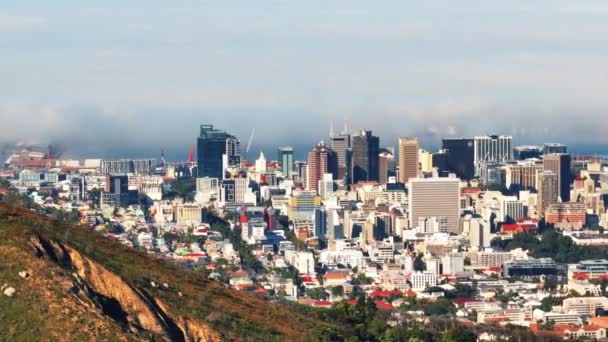 Воздушный Панорамный Вид Современный Городской Район Постепенно Скрывается Травянистым Склоном — стоковое видео