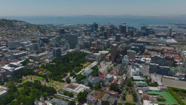 Leri Şehrin Üzerinde Uçar Yüksek Katlı Ofis Binaları Arka Planda — Stok video