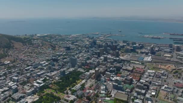 Hacia Atrás Vuelan Por Encima Ciudad Vista Panorámica Aérea Del — Vídeos de Stock