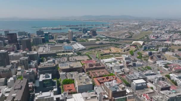 Letecké Panoramatické Záběry Města Přístavem Dálce Pozpátku Odhalují Multistorejské Budovy — Stock video