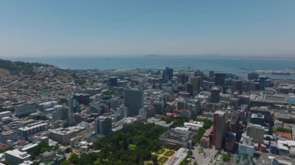 Şehir Merkezindeki Çok Katlı Ofis Apartman Binalarının Hava Indirme Görüntüleri — Stok video