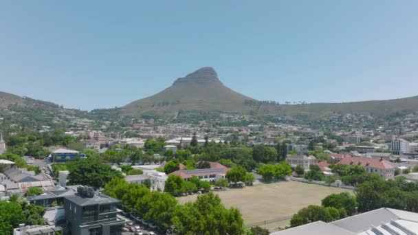 前方飞越住宅区 狮子头山为背景 南非开普敦 — 图库视频影像