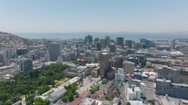 Şehir Merkezindeki Binaların Kayan Çekilen Görüntüleri Arka Plandaki Deniz Yükseklikten — Stok video