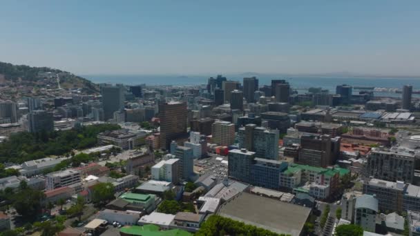 Şehirdeki Apartmanların Çok Katlı Ofislerinin Havadan Çekilmiş Görüntülerini Kaydır Arka — Stok video