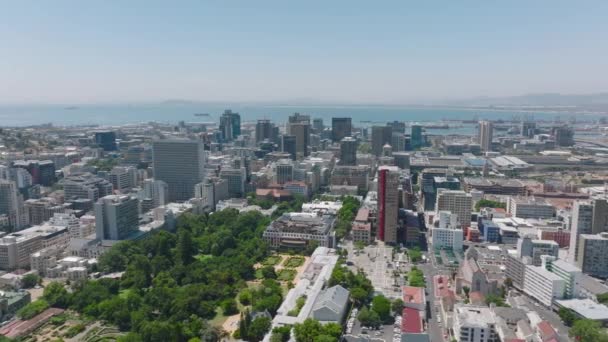 Panoramische Luchtbeelden Van Hoge Gebouwen Het Stadscentrum Water Baai Achtergrond — Stockvideo