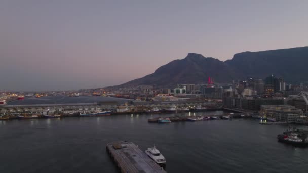 Diapositiva Panorámica Marina Atardecer Macizo Ciudad Montaña Mesa Contra Crepúsculo — Vídeos de Stock