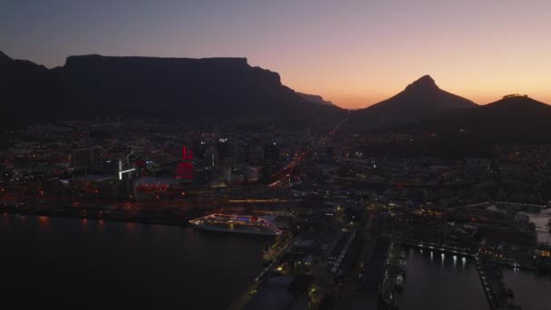 Flygfoto Staden Skymningen Stor Kryssningsbåt Förtöjning Vid Vattnet Berg Mot — Stockvideo