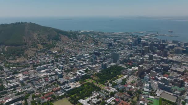 海滨城市的空中全景镜头 市中心区和山上的各种建筑物 南非开普敦 — 图库视频影像