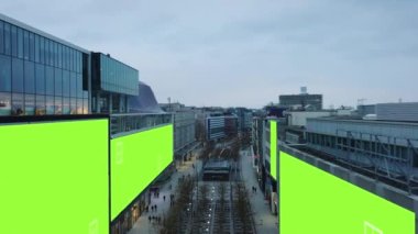 Alacakaranlıkta şehir merkezindeki alışveriş bulvarının üstünde akşam uçuşu. İçeriğinizi eklemek için krom anahtar bina yüzeyleri. Frankfurt am Main, Almanya.