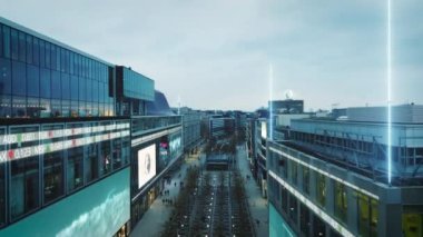 Alacakaranlıkta Zeil alışveriş sokağının üzerinde ilerliyorlar. Dijital görsel efektler kullanarak. Frankfurt am Main, Almanya.
